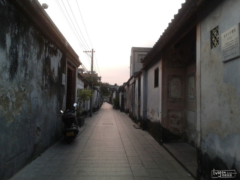 【ag亚娱官网】化州一中学旁山岭起火 茂名消防30分钟成功排险(图2) ag亚娱官网