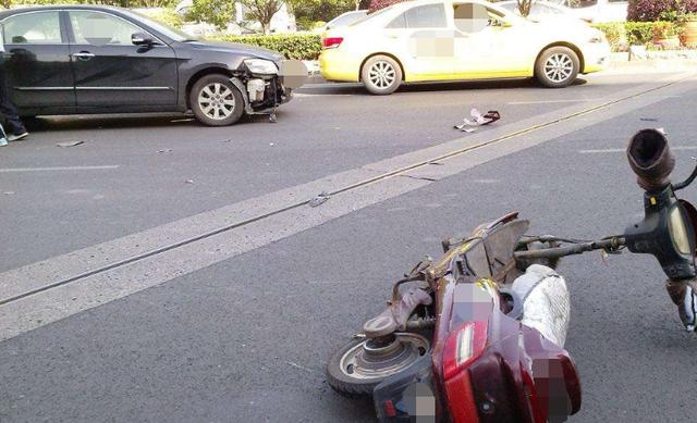 330国道两车追尾一人被困 特勤消防液压撑顶成功救援-AG亚娱集团官方(图3) AG亚娱集团官方